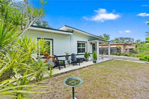 Купить виллу или дом в Норт-Майами, Флорида 2 спальни, 89.74м2, № 1932569 - фото 2