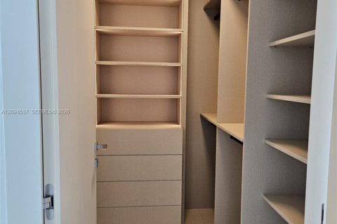 Condo in Miami, Florida, 1 bedroom  № 2381383 - photo 10