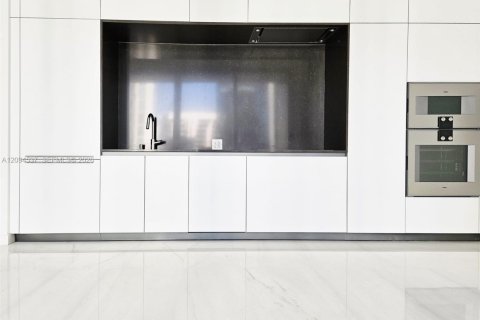 Condo in Miami, Florida, 1 bedroom  № 2381383 - photo 4