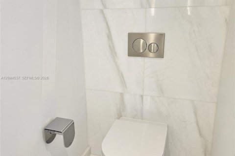 Condo in Miami, Florida, 1 bedroom  № 2381383 - photo 8