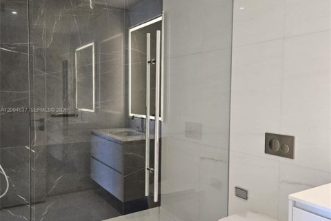 Condo in Miami, Florida, 1 bedroom  № 2381383 - photo 12