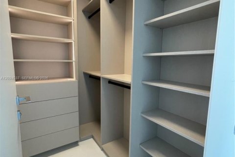 Condo in Miami, Florida, 1 bedroom  № 2381383 - photo 11