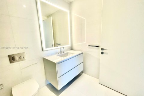 Condo in Miami, Florida, 1 bedroom  № 2381383 - photo 13