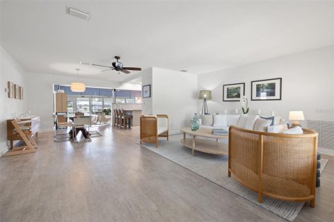 House in Saint Petersburg, Florida 3 bedrooms, 182.55 sq.m. № 1675891 - photo 6