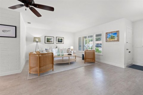 House in Saint Petersburg, Florida 3 bedrooms, 182.55 sq.m. № 1675891 - photo 8