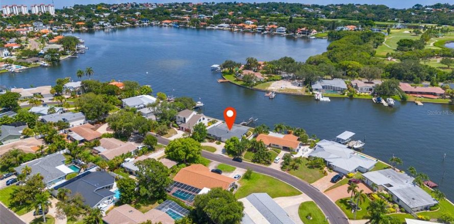 House in Saint Petersburg, Florida 3 bedrooms, 182.55 sq.m. № 1675891