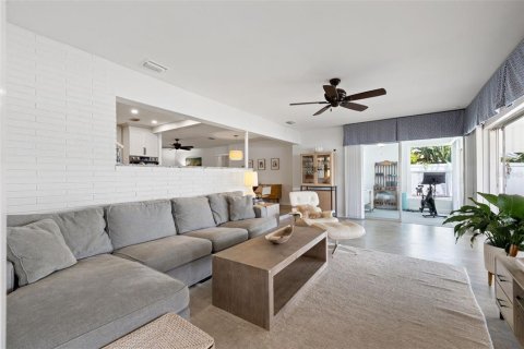 House in Saint Petersburg, Florida 3 bedrooms, 182.55 sq.m. № 1675891 - photo 24