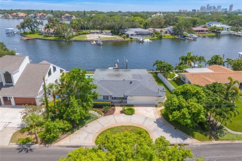 House in Saint Petersburg, Florida 3 bedrooms, 182.55 sq.m. № 1675891 - photo 5