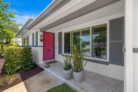 House in Saint Petersburg, Florida 3 bedrooms, 182.55 sq.m. № 1675891 - photo 4