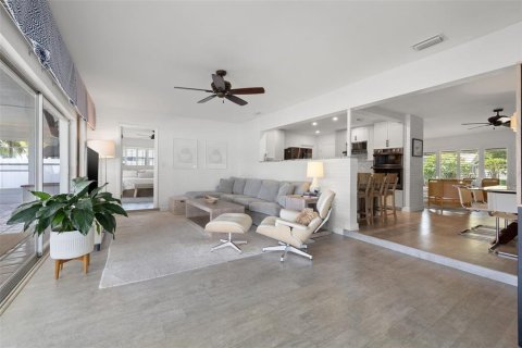 House in Saint Petersburg, Florida 3 bedrooms, 182.55 sq.m. № 1675891 - photo 23