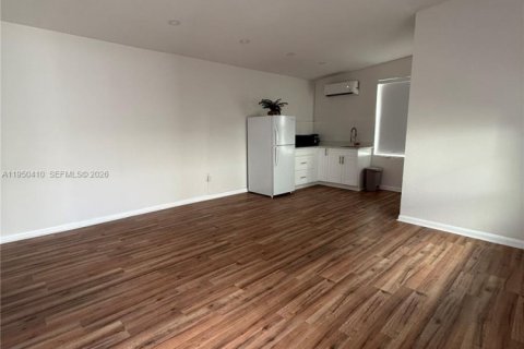 Снять в аренду виллу или дом в Норт-Майами, Флорида 1 спальня, 97.55м2, № 2005885 - фото 2