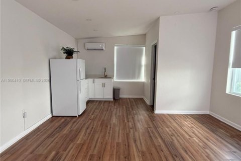 Снять в аренду виллу или дом в Норт-Майами, Флорида 1 спальня, 97.55м2, № 2005885 - фото 3