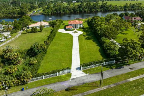Villa ou maison à louer à Palm City, Floride: 9 chambres, 458.84 m2 № 2247357 - photo 2