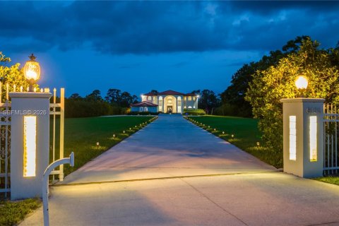 Villa ou maison à Palm City, Floride 9 chambres, 458.84 m2 № 2247357