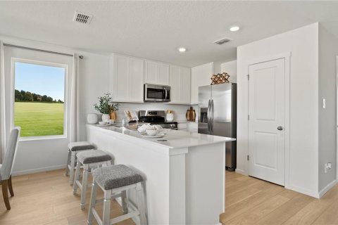 Townhouse in Winter Haven, Florida 3 bedrooms, 132.2 sq.m. № 2211010 - photo 5