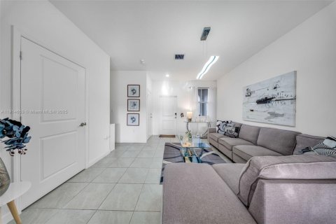 Touwnhouse à vendre à Miami, Floride: 3 chambres, 123.65 m2 № 1970120 - photo 9