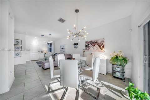 Touwnhouse à vendre à Miami, Floride: 3 chambres, 123.65 m2 № 1970120 - photo 13