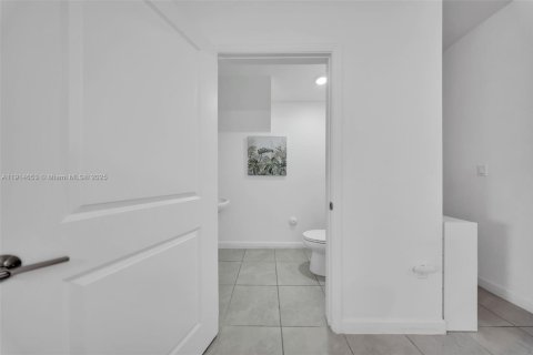 Touwnhouse à vendre à Miami, Floride: 3 chambres, 123.65 m2 № 1970120 - photo 11