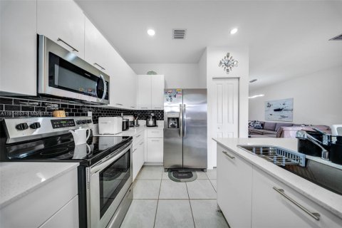 Touwnhouse à vendre à Miami, Floride: 3 chambres, 123.65 m2 № 1970120 - photo 17