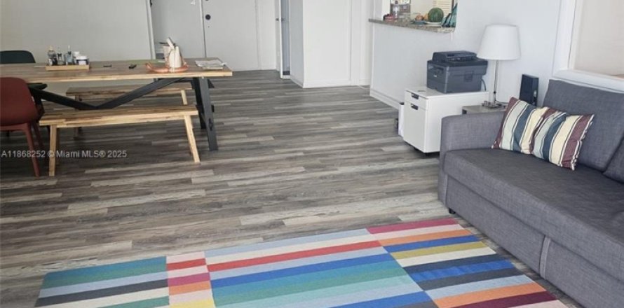 Кондоминиум с 1 спальней в Майами-Бич, Флорида № 1980000