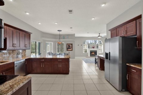 House in Weeki Wachee, Florida 3 bedrooms, 258.27 sq.m. № 2430333 - photo 17