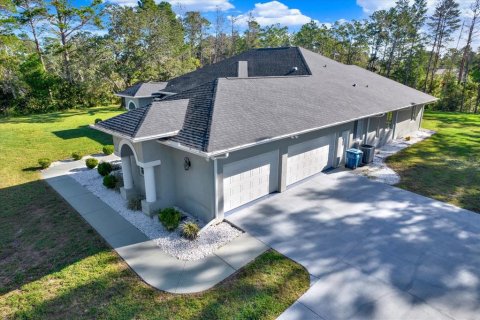 House in Weeki Wachee, Florida 3 bedrooms, 258.27 sq.m. № 2430333 - photo 2