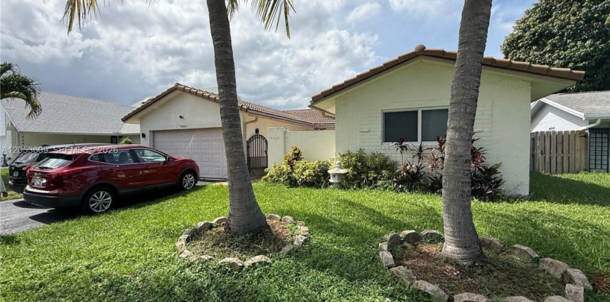 House in Sunrise, Florida 4 bedrooms, 193.24 sq.m. № 2172770