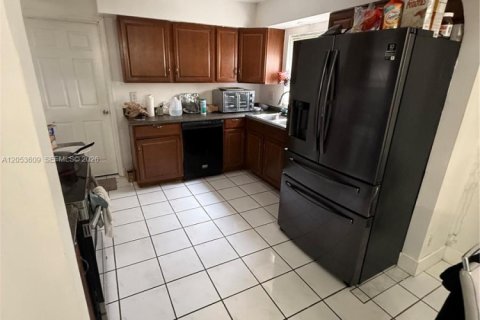 House in Sunrise, Florida 4 bedrooms, 193.24 sq.m. № 2172770 - photo 9