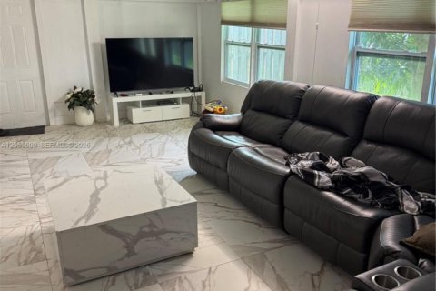 House in Sunrise, Florida 4 bedrooms, 193.24 sq.m. № 2172770 - photo 6
