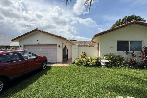 House in Sunrise, Florida 4 bedrooms, 193.24 sq.m. № 2172770 - photo 2