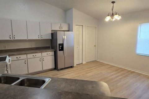 House in Ocala, Florida 3 bedrooms, 150.87 sq.m. № 2258202 - photo 2