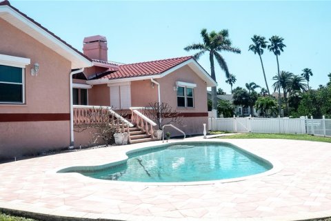 House in North Redington Beach, Florida 6 bedrooms, 435.06 sq.m. № 1614326 - photo 10