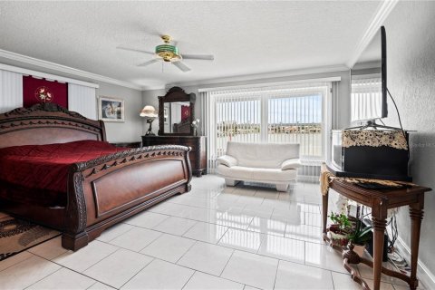 House in North Redington Beach, Florida 6 bedrooms, 435.06 sq.m. № 1614326 - photo 25