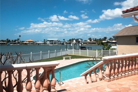 House in North Redington Beach, Florida 6 bedrooms, 435.06 sq.m. № 1614326 - photo 12