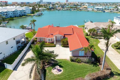 House in North Redington Beach, Florida 6 bedrooms, 435.06 sq.m. № 1614326 - photo 1