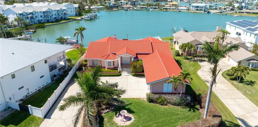 House in North Redington Beach, Florida 6 bedrooms, 435.06 sq.m. № 1614326