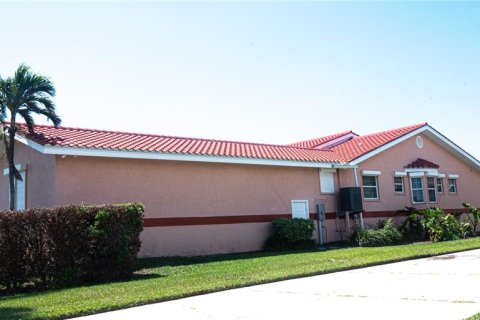 House in North Redington Beach, Florida 6 bedrooms, 435.06 sq.m. № 1614326 - photo 13