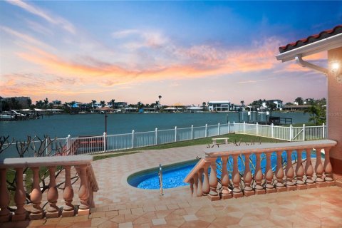 House in North Redington Beach, Florida 6 bedrooms, 435.06 sq.m. № 1614326 - photo 3