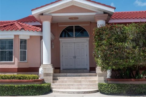 House in North Redington Beach, Florida 6 bedrooms, 435.06 sq.m. № 1614326 - photo 5
