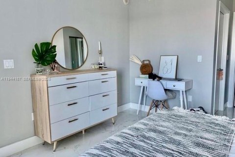 Condo in Miami, Florida, 1 bedroom  № 2001026 - photo 5