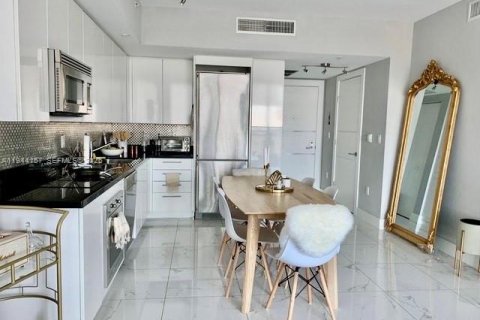 Condo in Miami, Florida, 1 bedroom  № 2001026 - photo 2