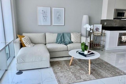 Condo in Miami, Florida, 1 bedroom  № 2001026 - photo 4