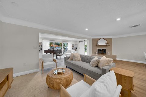 House in Saint Petersburg, Florida 3 bedrooms, 260.13 sq.m. № 1876389 - photo 8