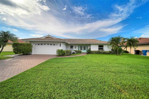 House in Saint Petersburg, Florida 3 bedrooms, 260.13 sq.m. № 1876389 - photo 1