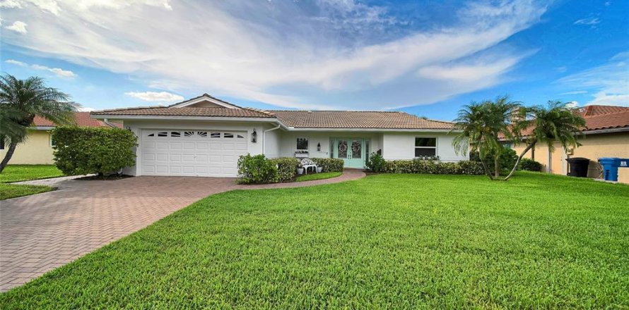 House in Saint Petersburg, Florida 3 bedrooms, 260.13 sq.m. № 1876389