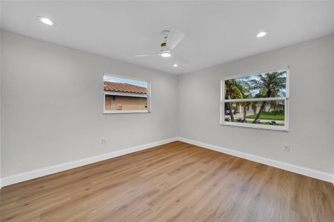 House in Saint Petersburg, Florida 3 bedrooms, 260.13 sq.m. № 1876389 - photo 17