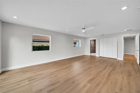 House in Saint Petersburg, Florida 3 bedrooms, 260.13 sq.m. № 1876389 - photo 18