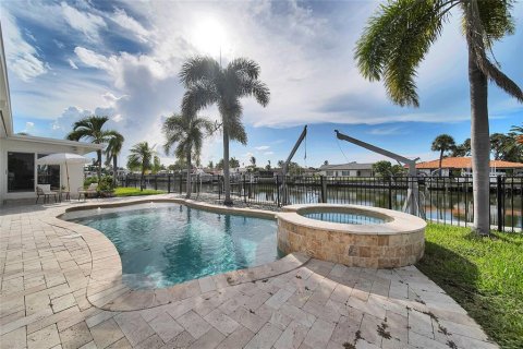 House in Saint Petersburg, Florida 3 bedrooms, 260.13 sq.m. № 1876389 - photo 4