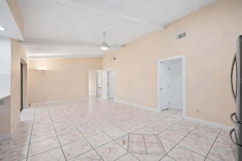 House in Cape Coral, Florida 3 bedrooms, 265.33 sq.m. № 2149500 - photo 20