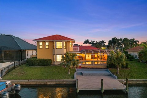House in Cape Coral, Florida 3 bedrooms, 265.33 sq.m. № 2149500 - photo 2